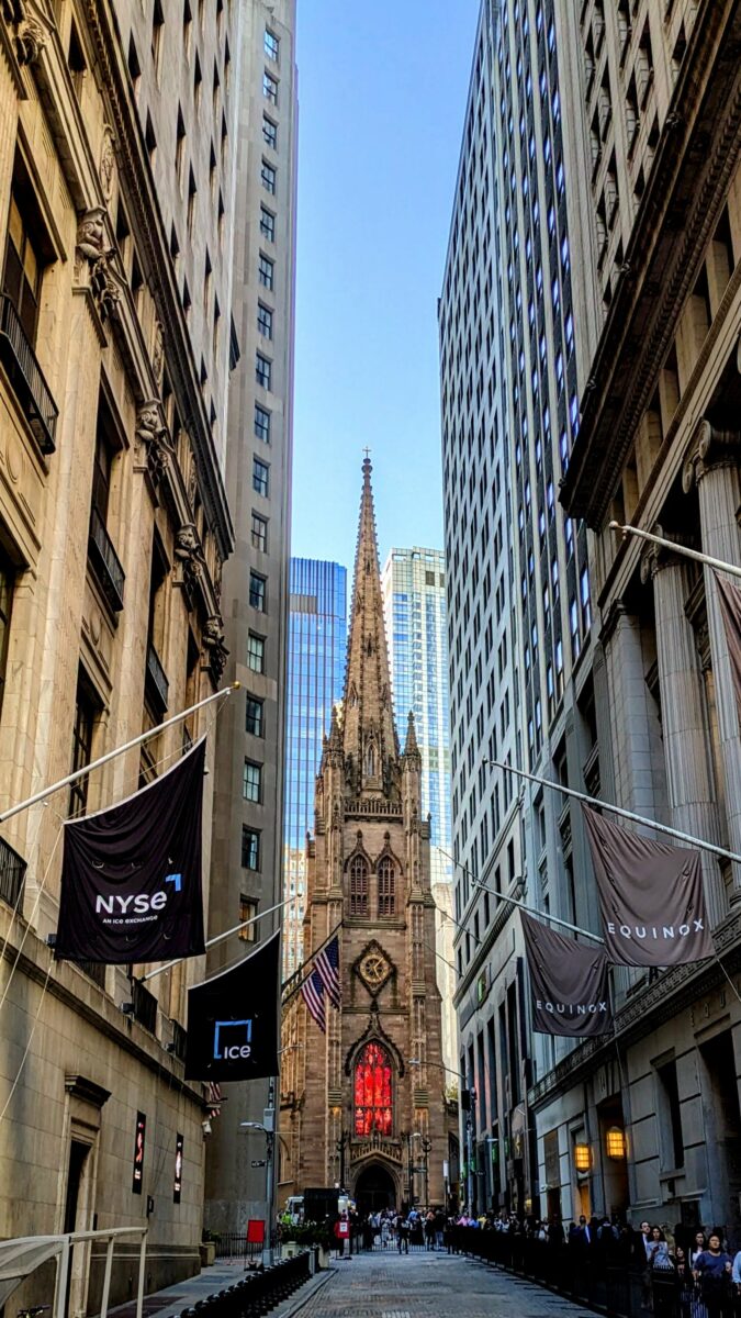 L'église Trinity Church, vue depuis Wall Street