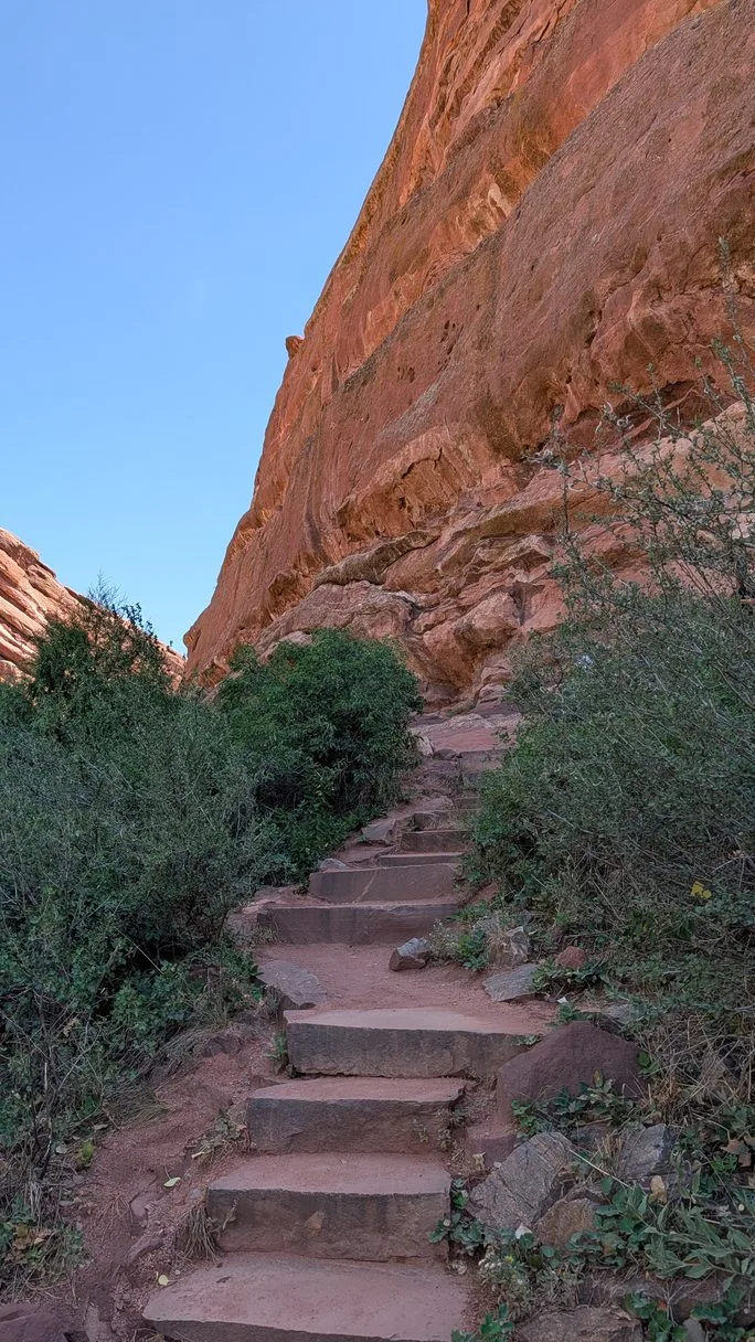 Escalier au pied d'une roche rouge, sur le Trading Post Trail