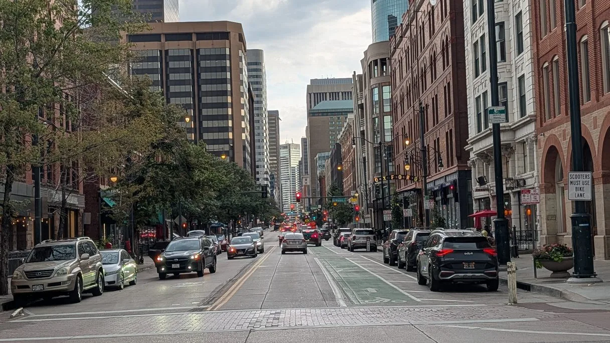 Voitures dans une du centre-ville de Denver 