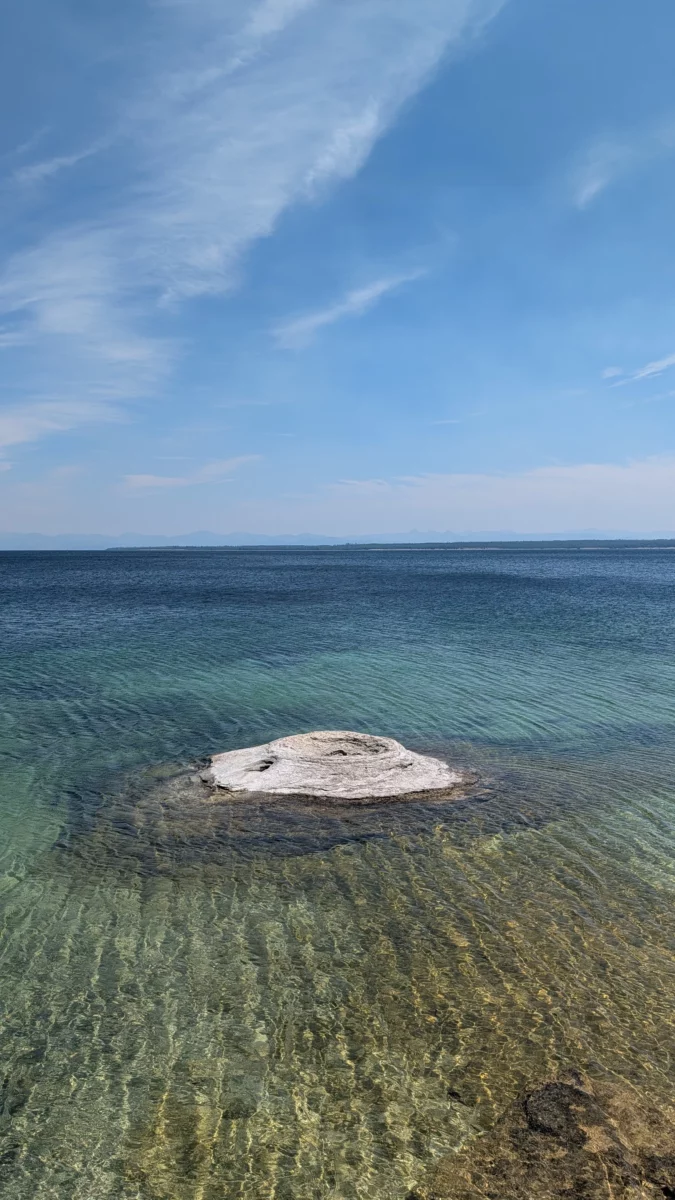 Le Big Cone, geyser de Yellowstone qui se situe dans l'eau du Yellowstone Lake