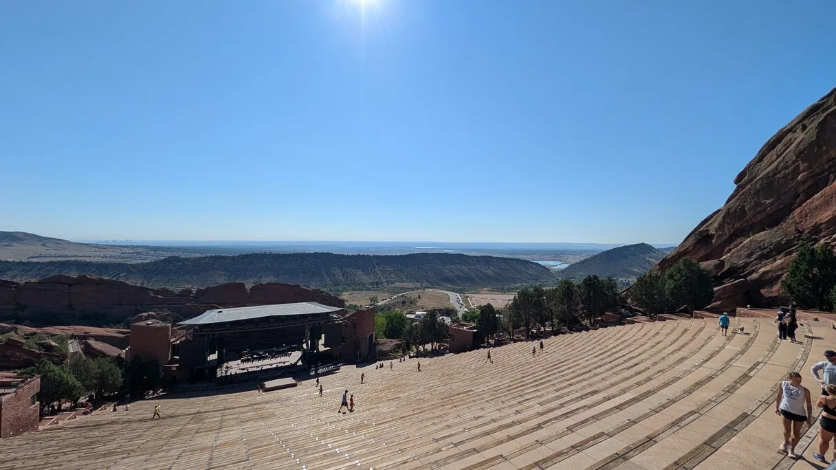 Point de vue sur la scène de Red Rocks, et Denver en arrière plan