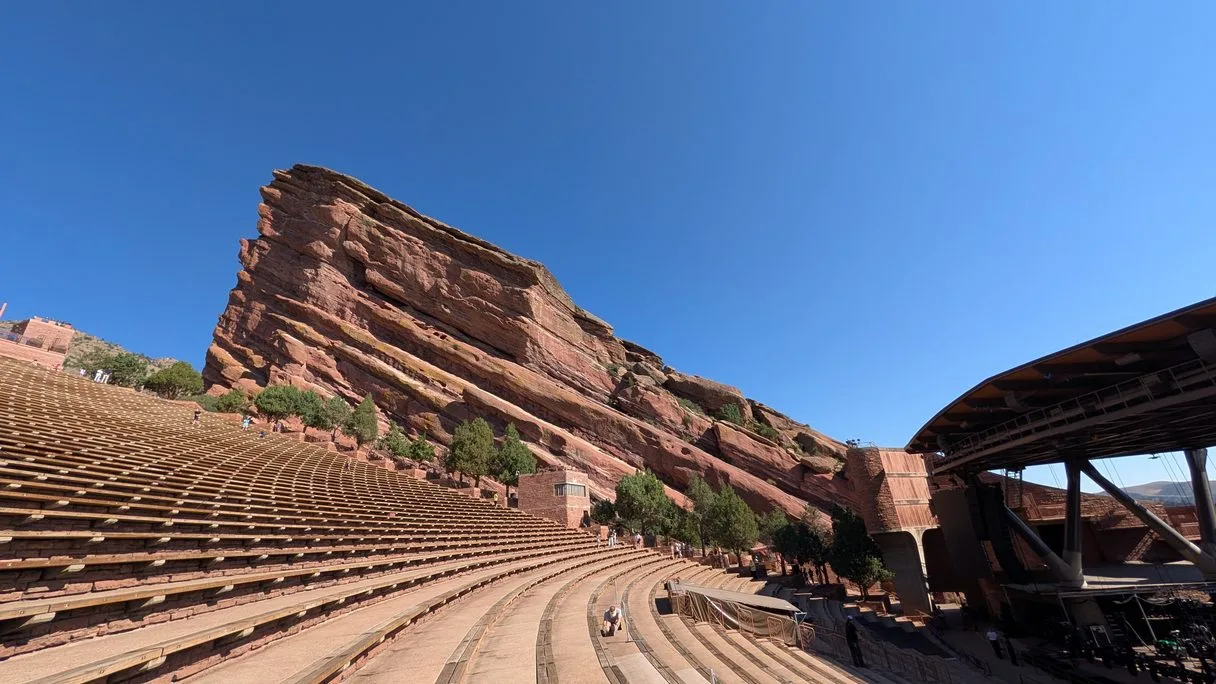 La scène et les gradins de l'amphithéâtre de Red Rocks