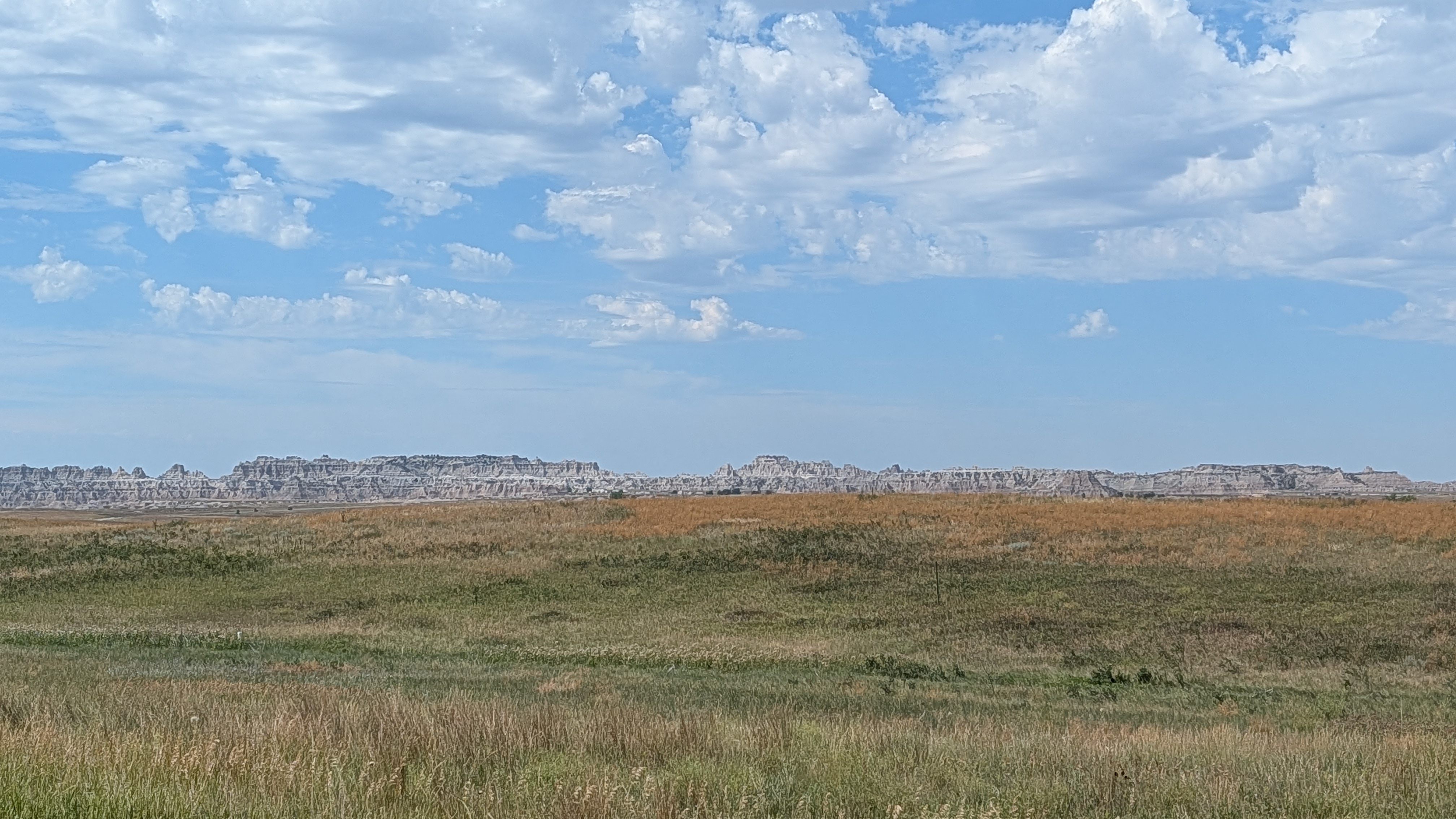 Les roches de Badlands en arrière-plan des plaines herbeuses
