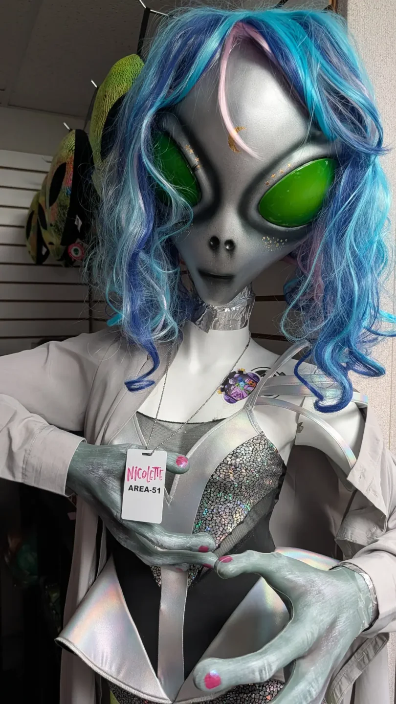Un alien aux cheveux bleus