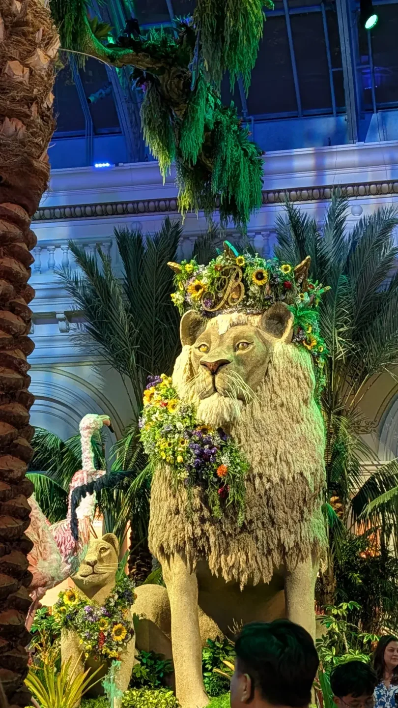 Un lion géant dans le jardin botanique du Bellagio