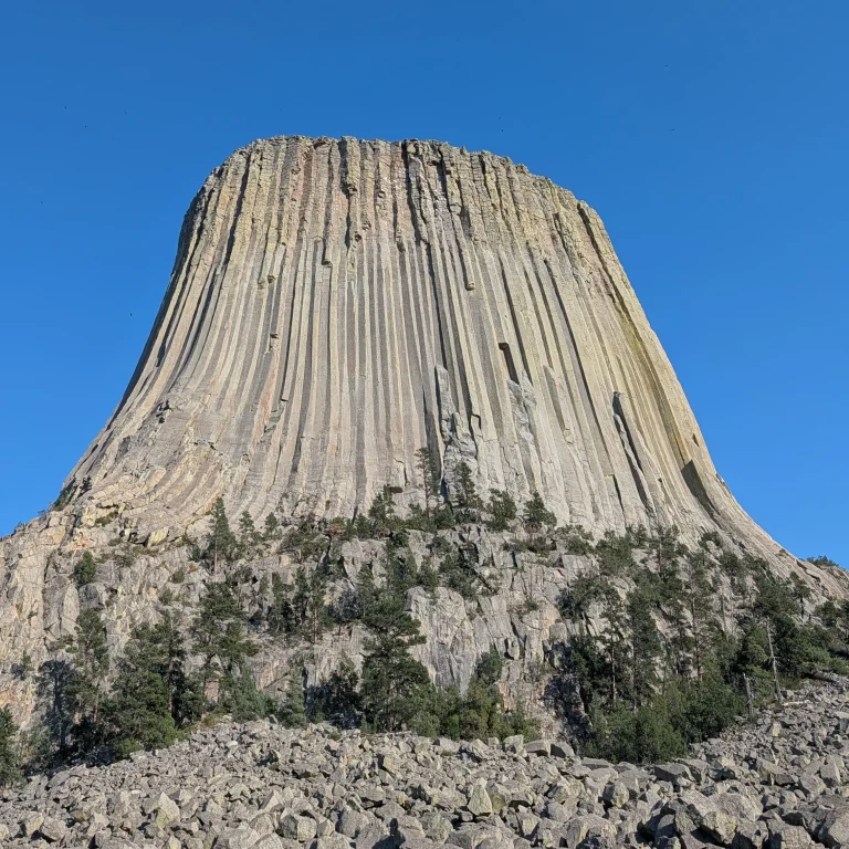 Vue sur Devils Tower depuis son pied