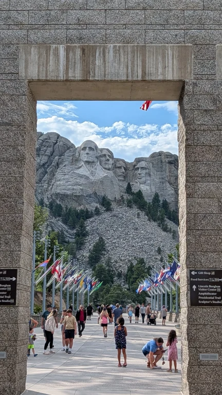 Vue de l'Avenue of Flags et les sculptures du Mont Rushmore depuis l'entrée du site.