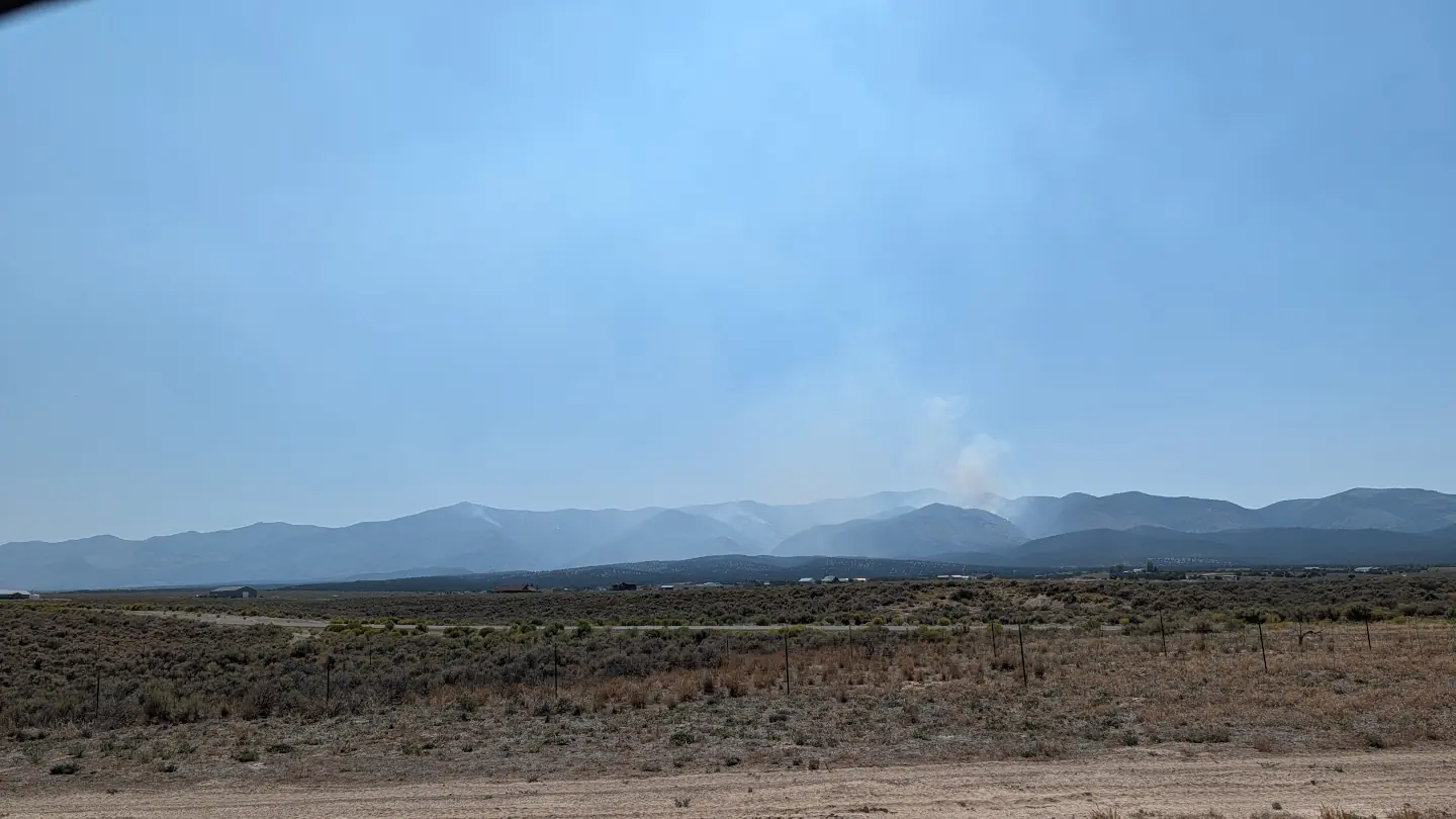 Le feu de forêt continue d'être actif dans les montagnes