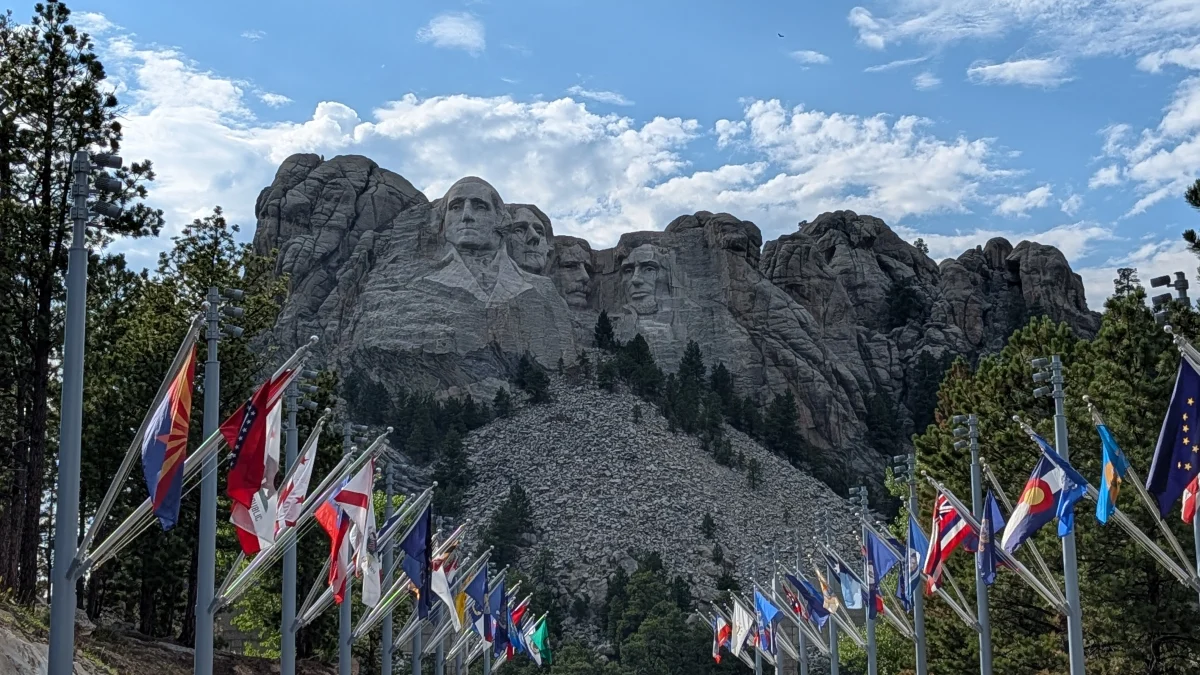 Avenue of Flags, Mont Rushmore