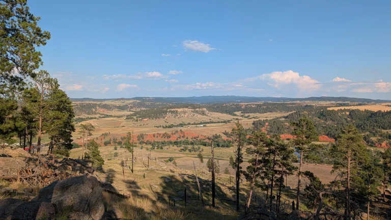 Point de vue sur les valles du Wyoming depuis le sentier de Devils Tower