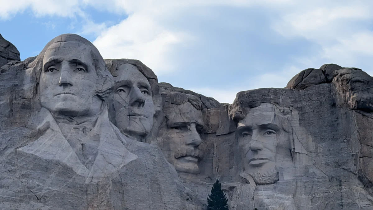Visage des quatre présidents américains taillés dans la roche