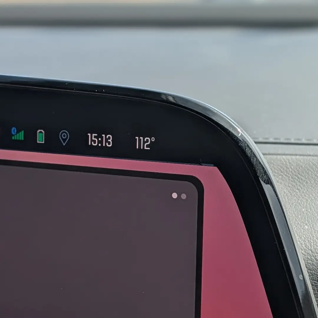 La voiture indique 112° Fahrenheit (plus de 44° C)