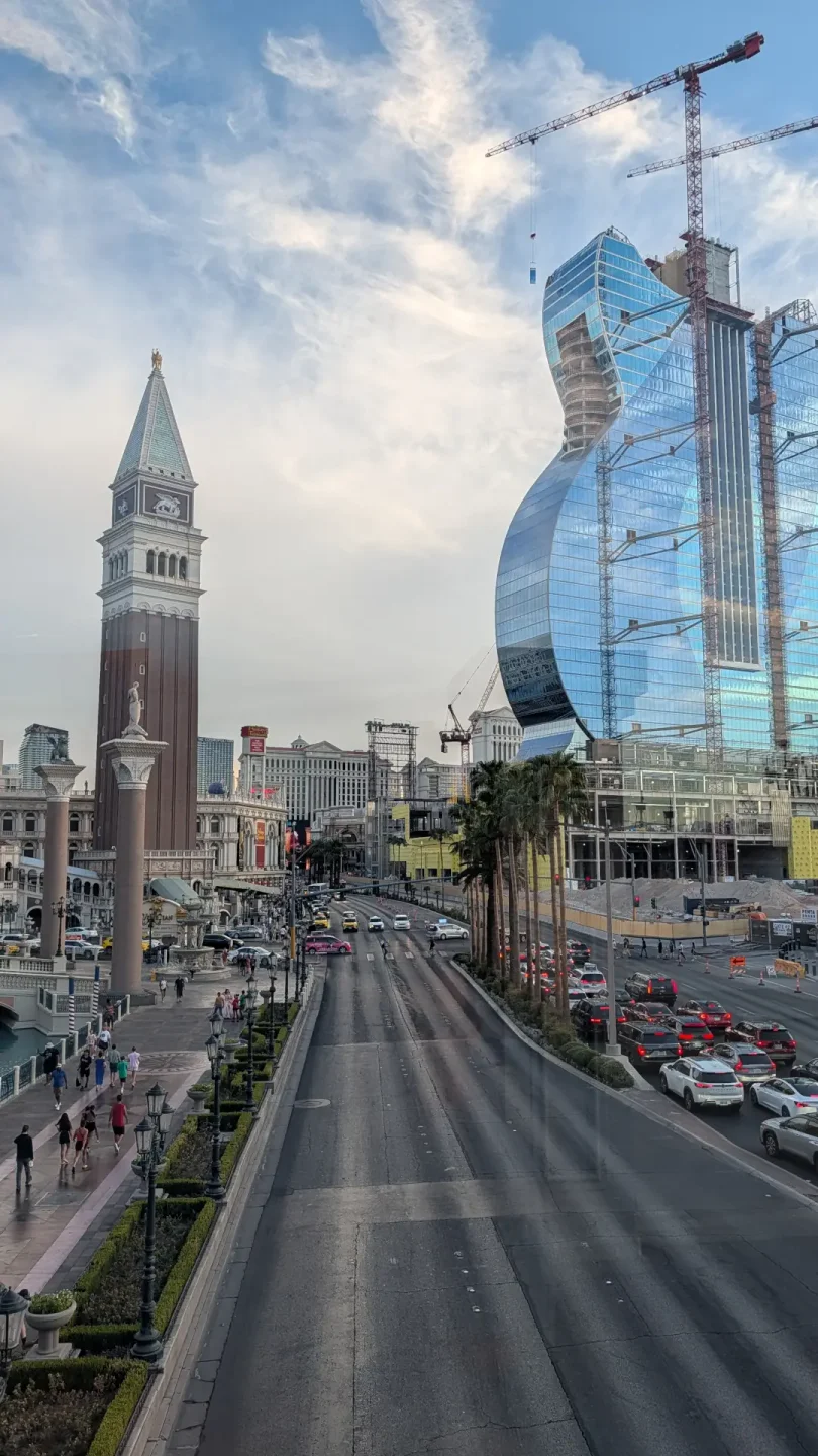 Le Venetian à gauche, et le Hard Rock à droite, en construction
