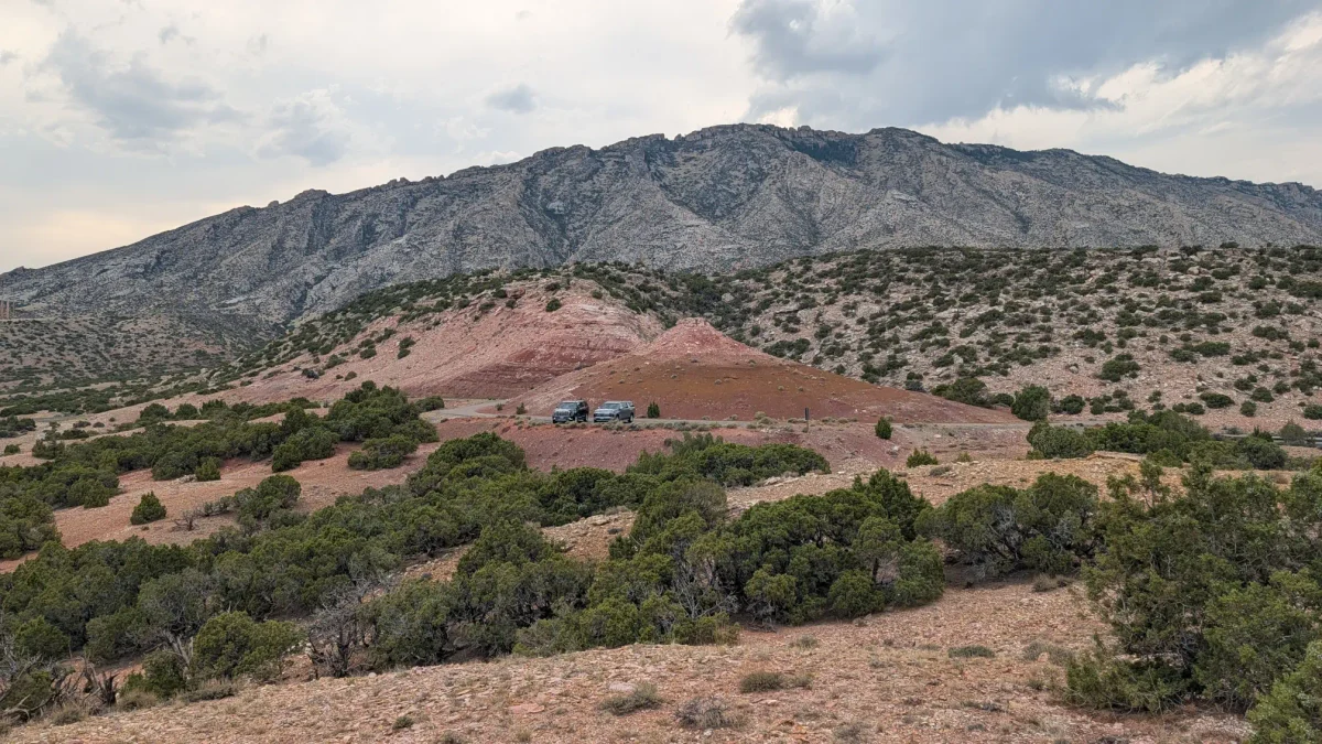 SUV garés sur le parking du Sullivan's Knob Trail