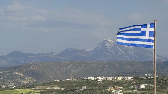Drapeau de la Grèce avec les montagnes en fond
