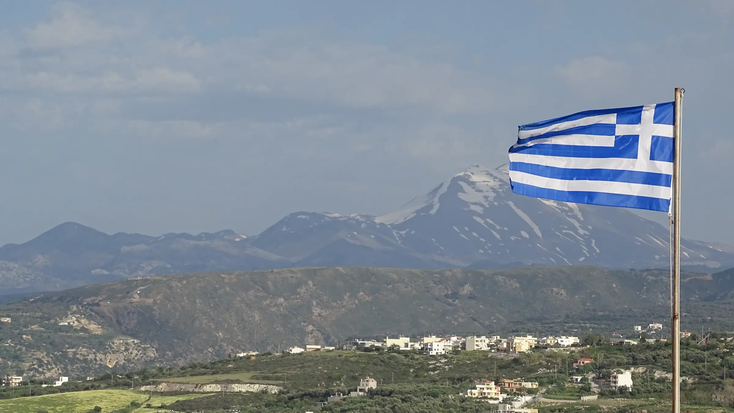 Drapeau de la Grèce avec les montagnes en fond